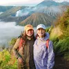 Potret Luna Maya dengan Latar Kawah Bromo Berkabut