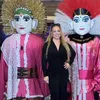 Mariah Carey foto bareng dengan odong-odong