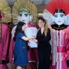 Mariah Carey dapat bunga juga
