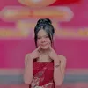 Melly Lee memegang pipi dengan telunjuk