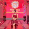 Melly Lee berpose cantik di panggung