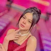 Melly Lee memegang dagu dengan jari