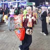Melody bawa snacks