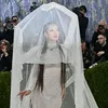 gaun unik lisa di met gala