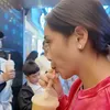 Potret Nagita Slavina Cicipi Minuman