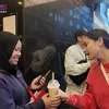 Potret Nagita Slavina Cicipi Minuman