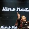 Nassar sapa penonton.