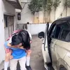 Potret Nicky Tirta Gendong Putrinya