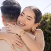 Pamer Cincin Tunangan dengan Senyum Bahagia