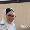 Nikita mirzani berhijab berkacamata