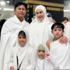 Potret Nina Zatulini Jalani Umrah Bareng Keluarga saat Hamil