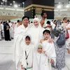 Potret Nina Zatulini Jalani Umrah Bareng Keluarga saat Hamil