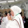 Potret Nina Zatulini Jalani Umrah Bareng Keluarga saat Hamil