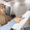 Oki Setiana Dewi belajar serius