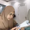 Oki Setiana Dewi membaca