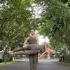 momen Olla Ramlan lakukan yoga