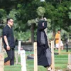 Olla Ramlan Tiba di Pemakaman Ibu