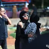 Olla Ramlan Tiba di Pemakaman Ibu