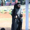 Olla Ramlan Tiba di Pemakaman Ibu