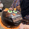 Adelia Tampil Santai Bawa Kue Kucing Menggemaskan
