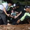 Karina Ranau di pemakaman Epy Kusnandar