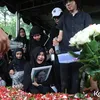Karina menangis di pemakaman Epy Kusnandar