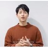 Penampilan sang aktor ini pun langsung jadi pembicaraan netizen Korea di komunitas The Qoo.