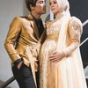 Lesti terlihat serasi bareng sang suami Rizky Bilar yang pada hari itu memakai jas warna emas.