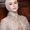 Mulan Jameela pakai baju krem brokat
