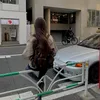 Cha Jung Won duduk di pembatas jalan