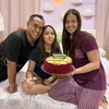 Penampilan Sederhana Nia Ramadhani dan Ardie Bakrie Beri Kue Ultah ke Anak