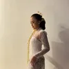 Yosika Ayumi pakai kebaya putih