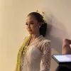 Yosika Ayumi pakai baju akad