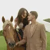 Jennifer Coppen naik kuda di samping Justin