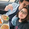 Prilly dan Omara makan bareng di dalam mobil.