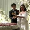 Amanda Manopo dan Kenny Austin scooping cake
