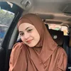 Putri Isnari Kenakan Hijab