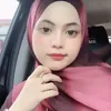 Putri Isnari Kenakan Hijab