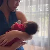  Rachel Vennya Gendong dan Menjemur Baby Andrew