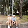 Raditya Dika dan Anissa Aziza Duduk di Pinggir Jalan