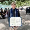 Rafly Azis pakai toga dan batik