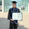 Rafly Azis pakai toga pegang ijazah