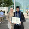 Rafly Azis pakai toga bareng Mulan Jameela
