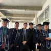 Rafly Azis pakai toga bareng teman-teman kampus