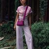 Raline Shah juga merupakan seorang ambassador dari brand ternama Louis Vuitton. Begini gayanya Raline saat berpose pakai sling bag ungu dari LV.