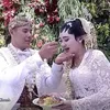 Potret Rangkaian Prosesi Adat Jawa Via Vallen dan Chevra Yolandi 