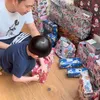 Potret Raphael dan Papa Harvey Moeis Buka Kado Natal