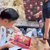 Potret Raphael dan Papa Harvey Moeis Buka Kado Natal
