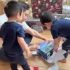Potret Raphael dan Papa Harvey Moeis Buka Kado Natal