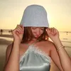 Rebecca Klopper pakai bucket hat